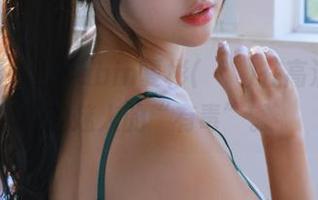 内衣&视频，Habin夏彬(하빈)在高清图包中的迷人的“有毒”。