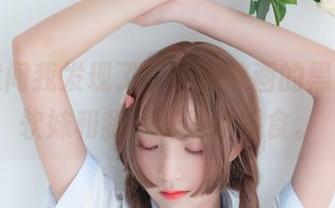 不经意间我发现了，喵糖映画的黑丝美女软妹和我一样爱吃零食。