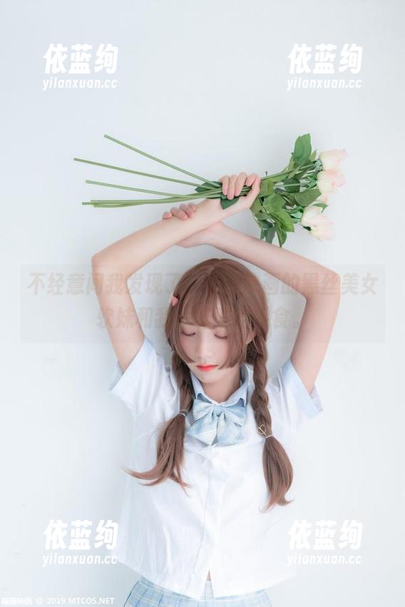不经意间我发现了，喵糖映画的黑丝美女软妹和我一样爱吃零食。