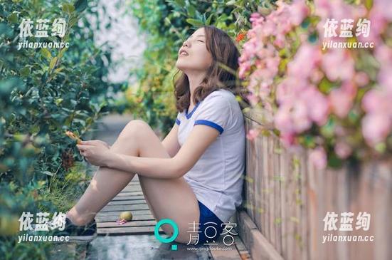QingDouKe青豆客-绮里嘉ula QingDouKe青豆客 - 瑜伽新玩法!最新分享,绮里嘉ula如何让平衡变得有趣又尴尬!