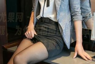 UGirls尤果网 – 短裙上线！艾霓莎的免费照片下载，为你的相册增添一点儿不一样的味道。