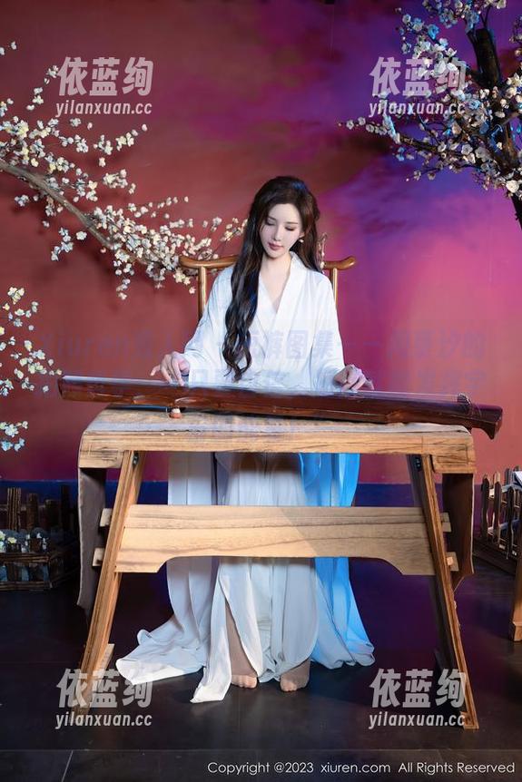 Xiuren秀人网 - 短裤图集——周慕汐的拍照哲学：“只要自信，短裤就能发挥宇宙的能量！”