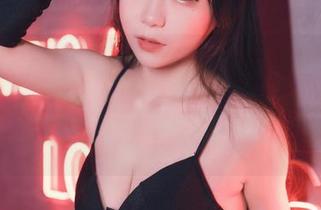 咱们来说说usejan蓝蓝和她的白色连帽衫，这是一张私房图片，但有没有让你想起什么趣事？