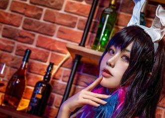 一笑芳香沁的白裙原图：优雅？肯定只是伪装！