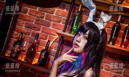 一笑芳香沁的白裙原图：优雅？肯定只是伪装！