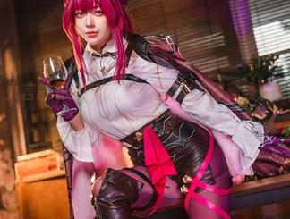 cos魔力！九言的《莫娜》，完全突出了那种成熟女性的韵味，美图炸裂