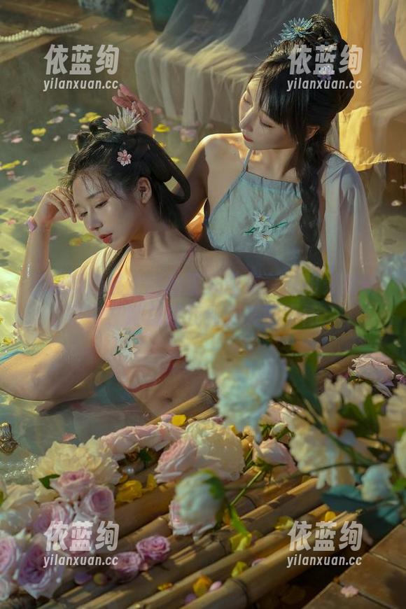 云溪溪奶桃 云溪溪奶桃定制的夏天图集:在阳光和阴影中,她总能找到完美的平衡。