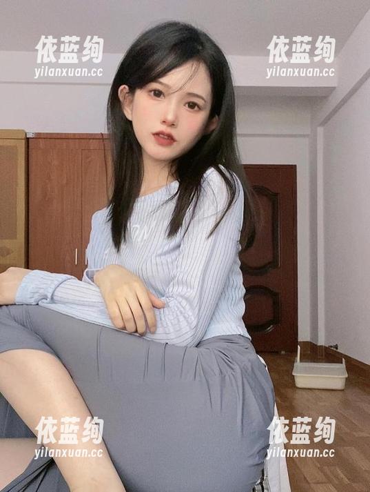 倦倦喵 照片里的倦倦喵和她的白睡衣,那种随意的美,总有些让人想多看几眼的魔力。