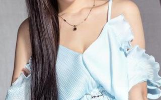 克拉女神 – 吕佳和她的高清美图：秘密像烟雾一样，飘散，各种小幻想也随之迸发，呼噜呼噜。