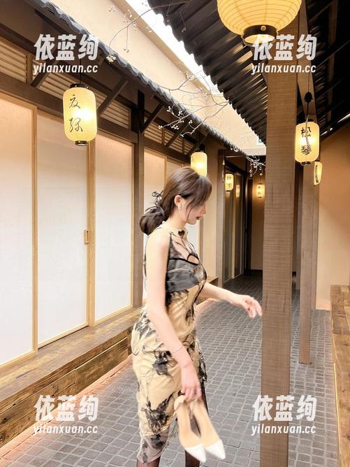 周妍希 微密圈 - 当周妍希遇到一只爱玩耍的喵:高清作品集,猫咪大概在酝酿“反抗军”吧?