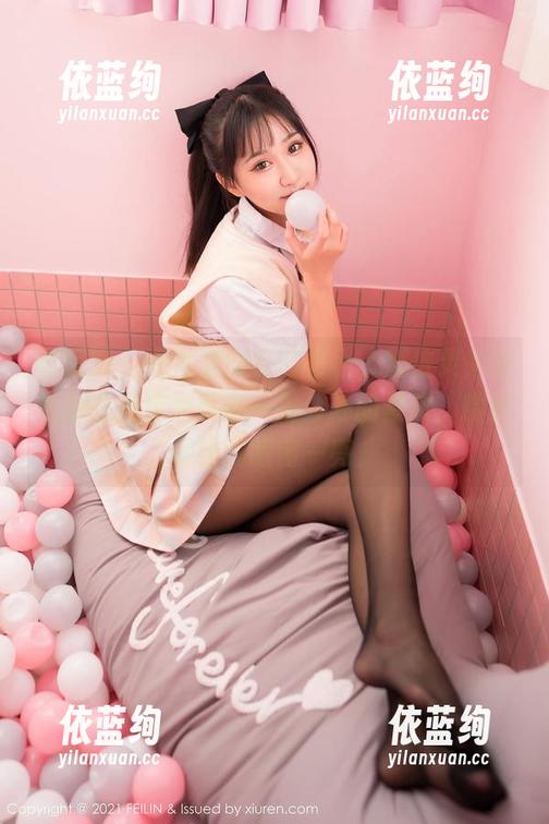 嗲囡囡-娜依灵儿 嗲囡囡 - 突然觉得自己很小,娜依灵儿的长腿在图库里就像一处分外的景致,精致得让我眼前一亮。