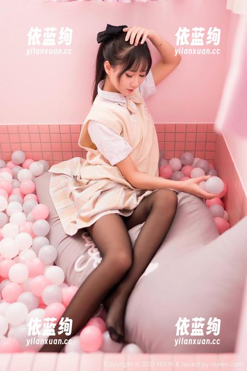 嗲囡囡 - 我到底在看施忆佳KITTY的写真，还是偷偷欣赏那位姐姐？