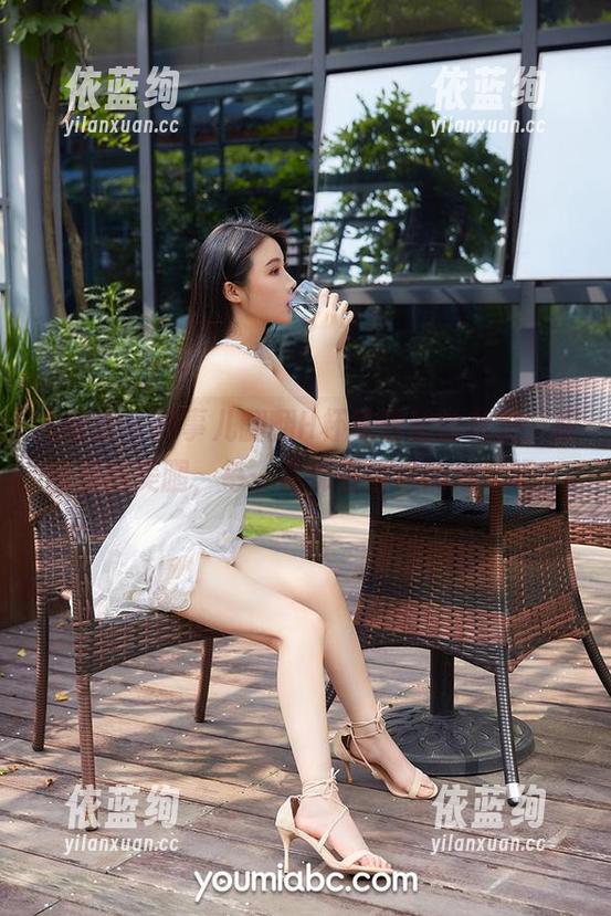 尤蜜荟 - 没事儿翻翻H杯陈若初的私拍，原图里的美腿，每一条都有自己的心事吧？