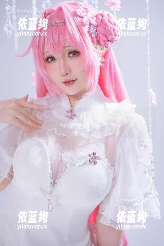 星之迟迟 引领潮流?星之迟迟和她的白狗、旗袍的丛林法则-图片中居然有种温柔的叛逆感