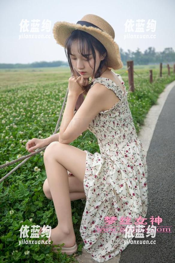 梦丝女神 - 最新写真集，玥玥的透明身姿竟然藏着不少逗趣的小心思。
