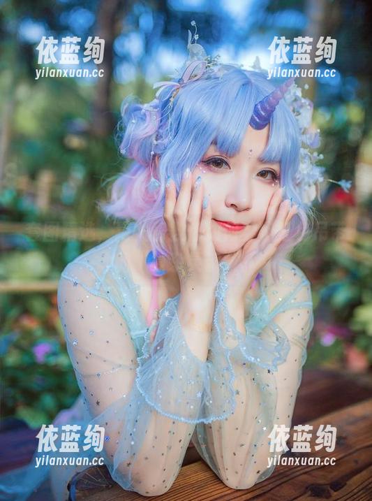 猫九酱 套图精选,猫九酱教你如何穿出红色吊带的“复杂灵魂”。