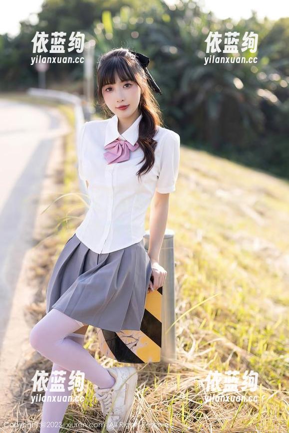 秀人网-伊小七MoMo 秀人网 - 精选库里有水手服高能预警,伊小七MoMo果然不怕别人的眼光。