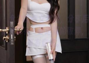 秀人网 – 允尔的修女套图，分享后我发现大家对修女都有一份迟疑的敬仰，哈哈，真有意思。