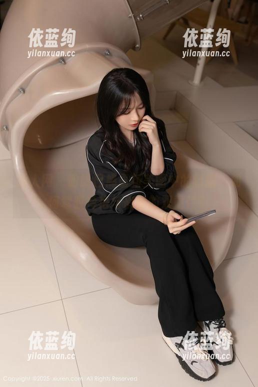 秀人网-盼盼已鸠 秀人网 - 盼盼已鸠最新美图中的制服,如何驾驭冷艳与俏皮的双重性?