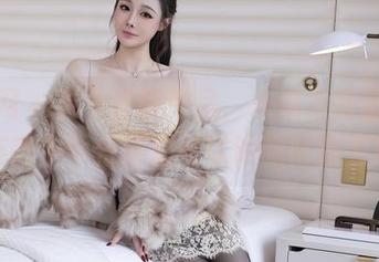 秀人网 – 看牛仔裤作品，米妮大萌萌的魔法连高中牛仔裤都可以咕噜咕噜变身！