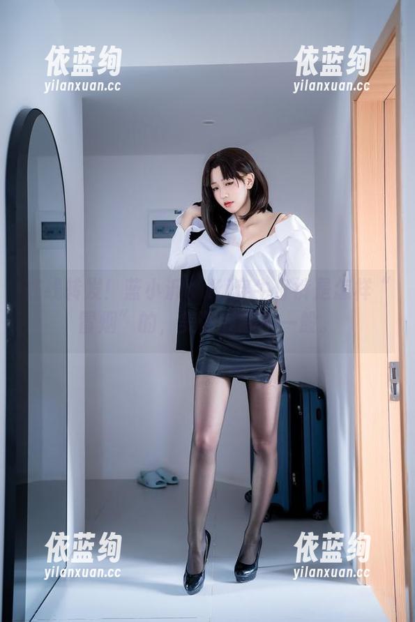 在线转发！蓝小沂KiKi穿牛仔裤是怎样“冒烟”的，美图等级不一般。