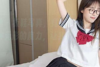 袜啵啵 – 板鞋写真，竟让小安的脚部具备了某种无形的魔力，让我情不自禁想停留。