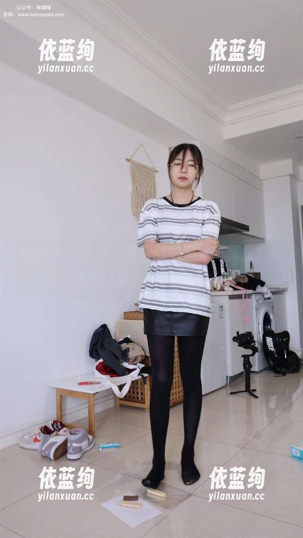 袜啵啵-甜甜圈 袜啵啵 - 更新!甜甜圈的黑丝写真集,带你跳脱日常,轻声细语的那种