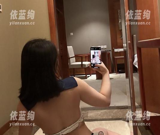 微密圈 - 詹詹又来啦，最新图片真的是清纯女仆风，哦，隔着屏幕都能闻到图书馆的书香。