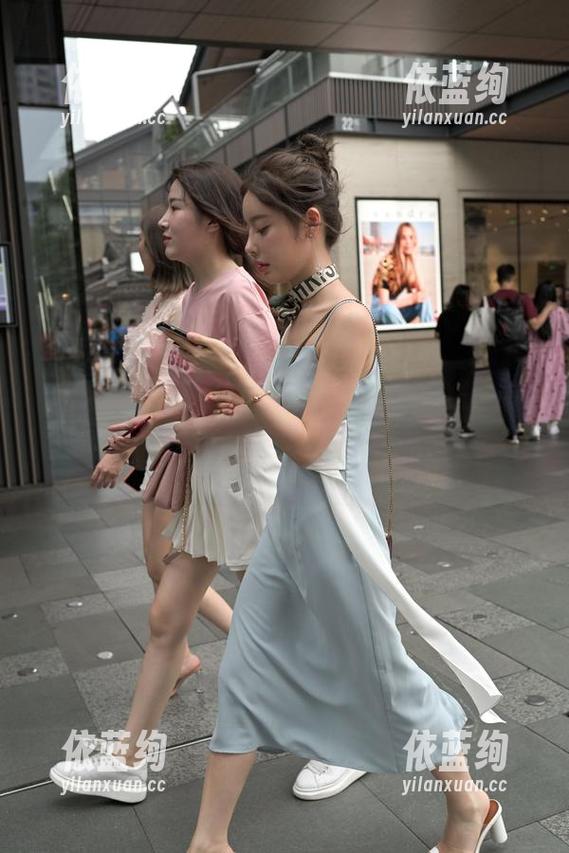 魔镜街拍 - 你看婷婷的白色吊带连衣裙，黑丝美腿，简直是在挑战我的视力极限！高清，心好累。