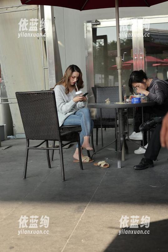 魔镜街拍 - 新图集！楼楼在白色连衣裙中转身，想了一堆，还是喜欢她的随性。