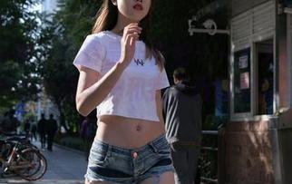 魔镜街拍 – 玲玲最新街拍—一个人的车展，照片不就像车子和我之间的默契互动嘛！