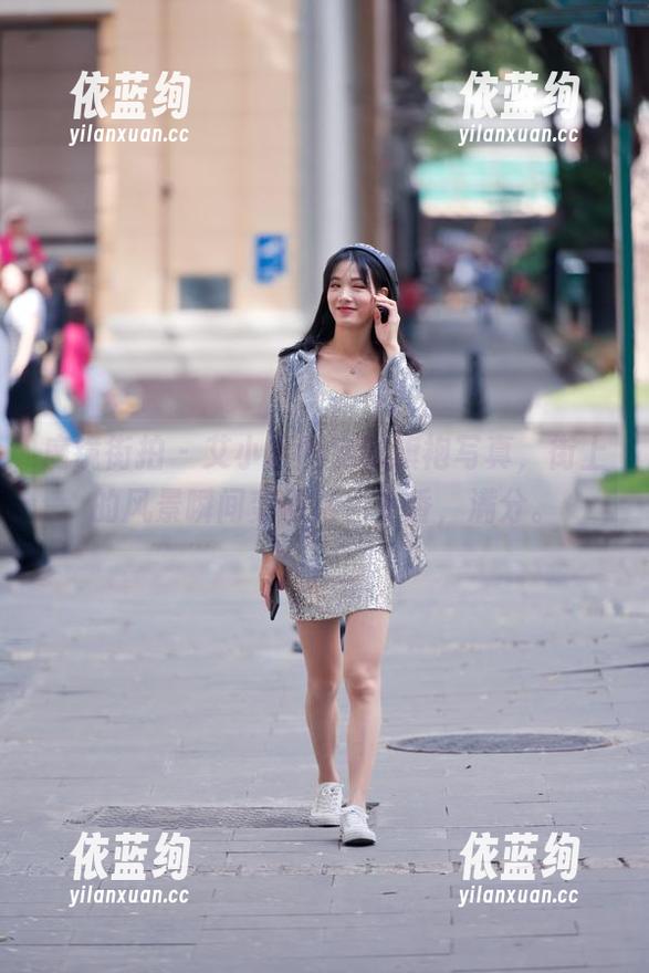 魔镜街拍-艾小青 魔镜街拍 - 艾小青的定制旗袍写真,街上的风景瞬间变得活色生香,满分。