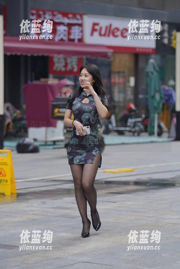 魔镜街拍：刚上市的黑裙小姐姐最新图包，懒得只一眼，反而想让人停留更久。