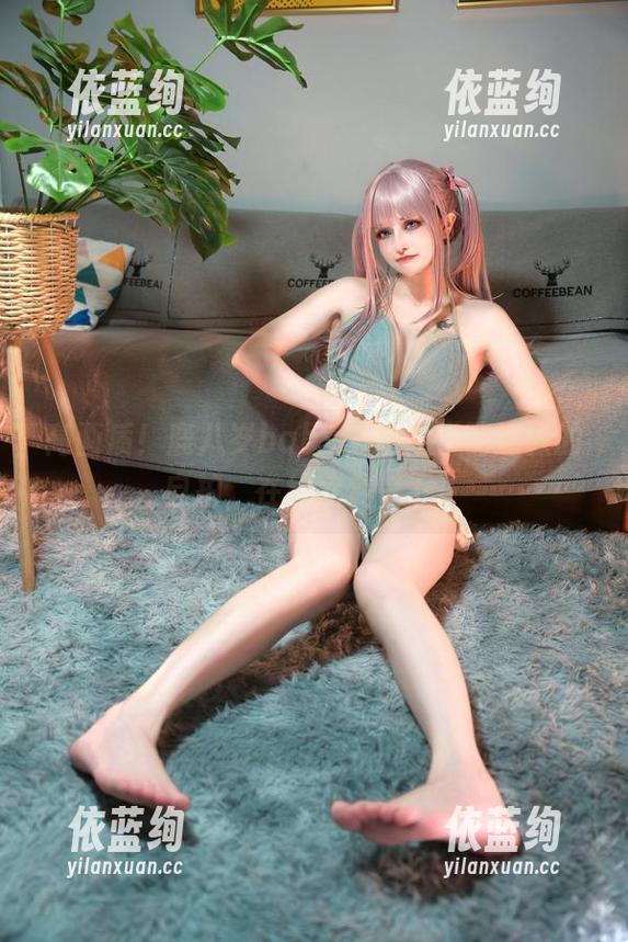 高画质！鹿八岁baby，短裙搭配迷人的自拍，在线欣赏一下！