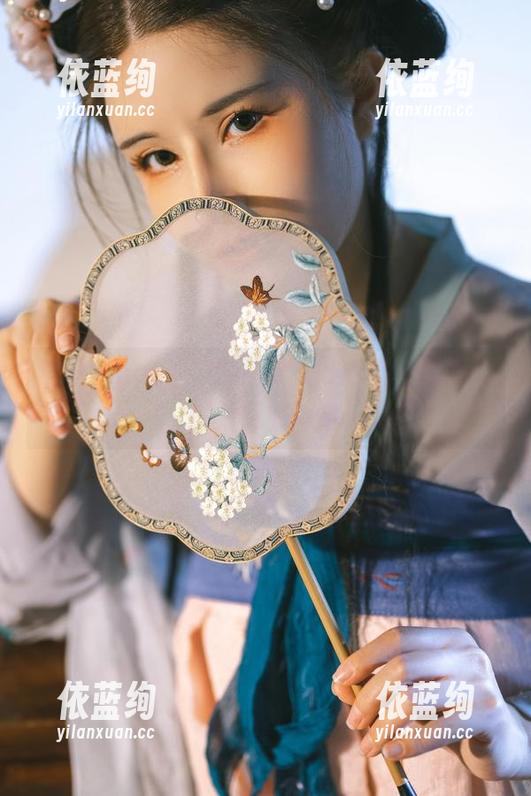 鹿八岁baby 鹿八岁baby加持礼服,妙趣横生的高清图片尽收眼底