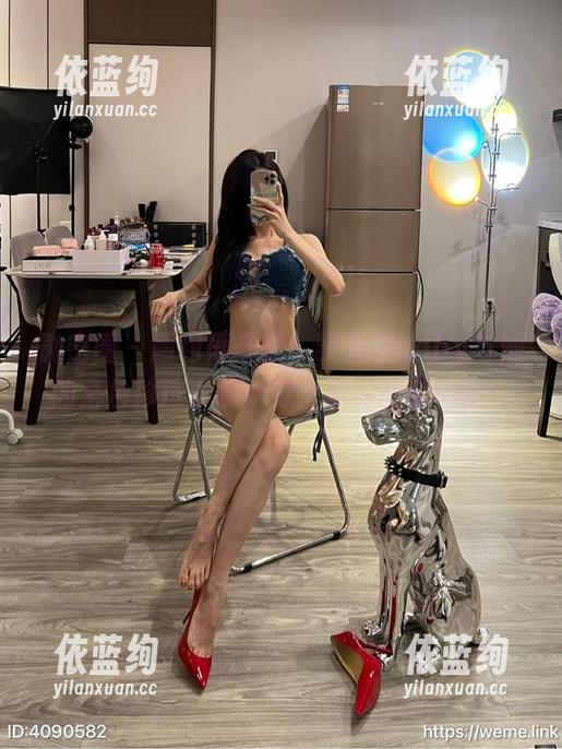 黎允熙baby 微密圈 - 图包再升级!黎允熙baby与她的紫色珍珠丁裤:穿上后可能会中奖!